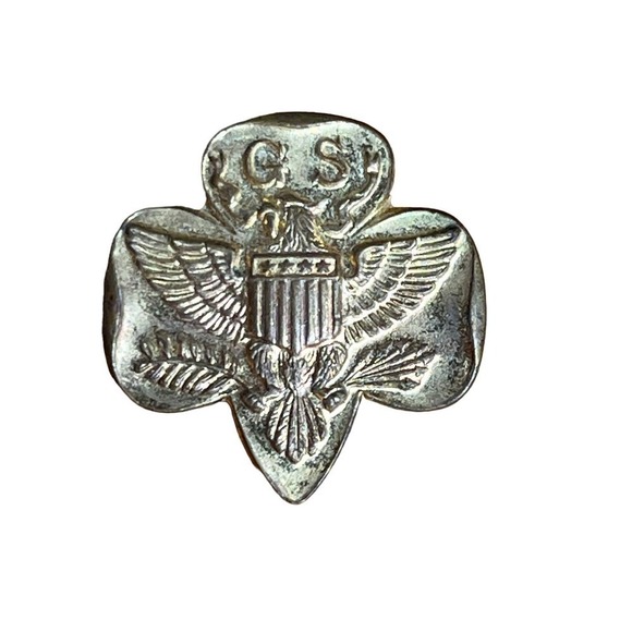 VTG GS Girl Scouts Trefoil Eagle Membership Gold Tone Uniform Lapel Pin J23 - Picture 1 of 3